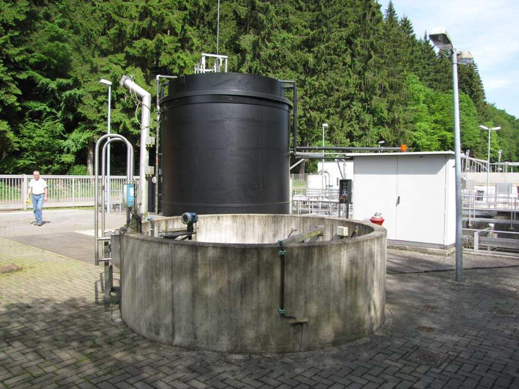 500 m³ Wassertiefe: 5,7 m Durchmischung: Umwälzaggregate und Druckluft-Belüftung über Membranbelüfter auf dem