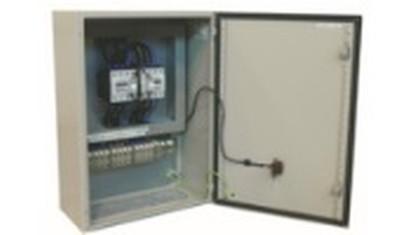 einen motorisierten Umschalter (ABB, 4-polig, ab 160 Ampere) zur Umschaltung von Netz auf Generatorbetrieb, Klemmleiste für die Steuerleitungen sowie den Anschluss für die Netzmessung und