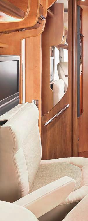 den Heckbetten. Zudem befindet sich der Kühlschrank in praktischer Griffhöhe in einem separaten Kombischrank. + L-Wohnsitzgruppe mit breiter Seitensitzbank (Option: 5.
