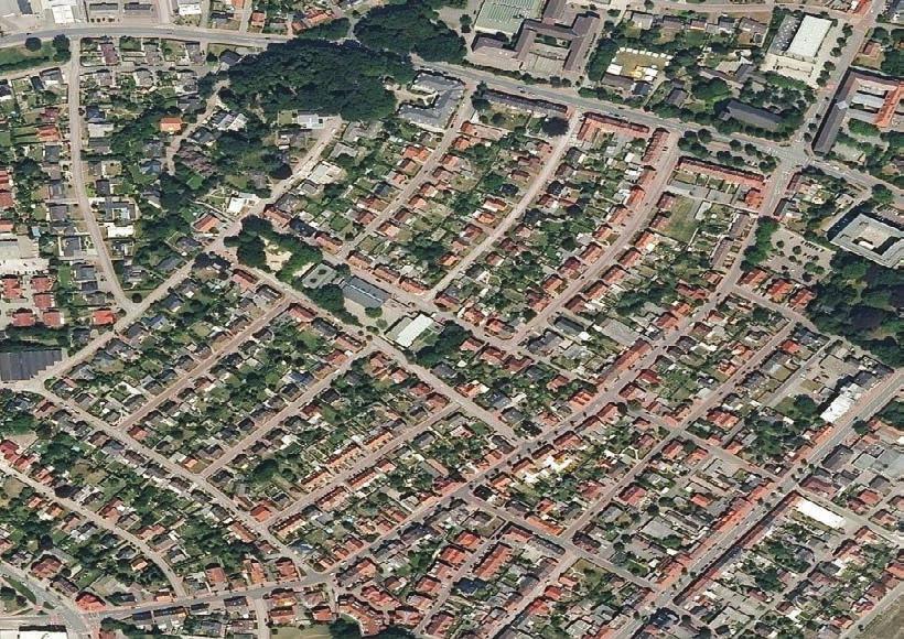 Deren Lage zeichnet sich durch die unmittelbare Nachbarschaft mit dem großmaßstäblichen Zentrum von Barkenberg aus.