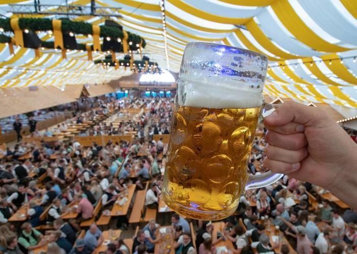 Bayern in 100 Sprüchen Bayern, des samma mia: Wenn der Bayer spricht, hat es in den meisten Fällen mit Bier und Gemütlichkeit zu tun im Festzelt perfekt vereint. dpa 1. Do legst di nieder!