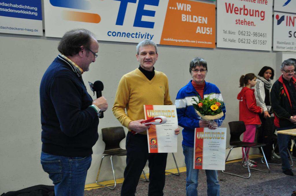 Ehrung für Eva Hillesheim und Jürgen Albert Im Rahmen der Pfalzeinzelmeisterschaften U 18 und U 21 wurden zwei Ehrungen durch geführt. Die Ehrung nahm Vizepräsident Friedrich Andres vor.