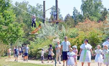 Nr. 6/2018 27.06.2018 5 Peitzer LandEcho Zum 10. Jubiläum wurde eine neue Attraktion eingeweiht Der Zipline-Parcours über der Sommerrodelbahn ist ein ganz besonderes Erlebnis.