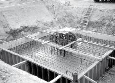 Liegender Einsatz Mit liegend angeordneten Elementen lassen sich viele Aufgaben besser lösen, z.b. das Schalen von Fundamenten oder von Beckenwänden in Wasseraufbereitungsanlagen.