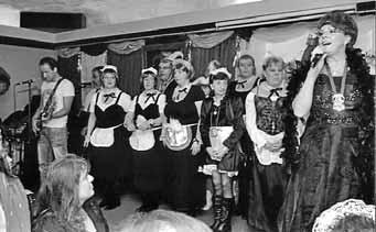 Das Männerballett der KG Botterblom de stief Britze eroberte die Herzen aller Frauen. Mit ihren Tanzdarbietungen und ihrem Erscheinungsbild waren sie der absolute Lachknaller.