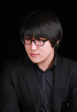Wook-Hee Jung im Hauptfach Klavier und Musikwissenschaft. Nach dem Wehrdienst kehrte er in die Schule zurück und schloss sein Bachelorstudium im Jahr 2014 ab.