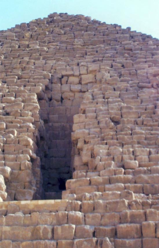 den Pyramiden seit Chephren wurden Gänge (teilweise) und Grabkammer mit Granit verkleidet. Das Giebeldach der Grabkammer ist erstmals als Tonnengewölbe ausgearbeitet.