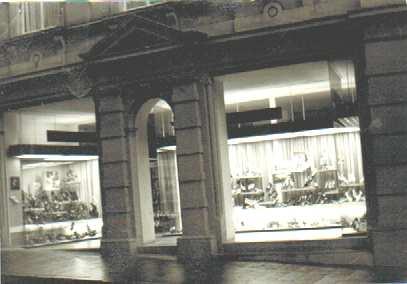 1965 Das Salamander - Schuhhaus Fürst mit Sitz am Überlinger Landungsplatz schließt seine Pforten. Nun geht ein lang gehegter Traum für Josef Maier in Erfüllung.