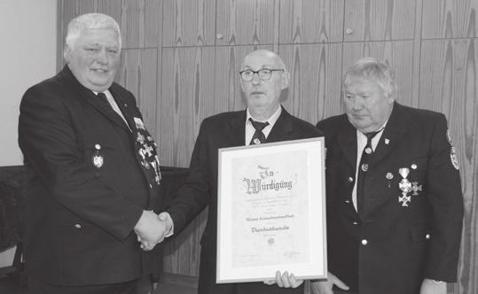 Kreisorganisationsleiter Michael Ries (vierter von rechts) sowie Wilhelmsthals 2. Bürgermeister Gerhard Eidelloth (siebter von links).