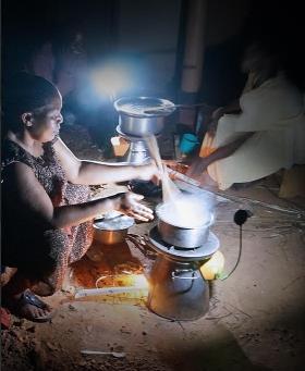 BioLite Handy aufladen und kochen, Uganda Strom- und Wärmeerzeugung durch intelligente Kochstellen Im Rahmen der Projektaktivität werden