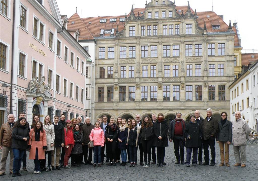 Ein Gruppenfoto vor dem Görlitzer Rathaus als Andenken an die