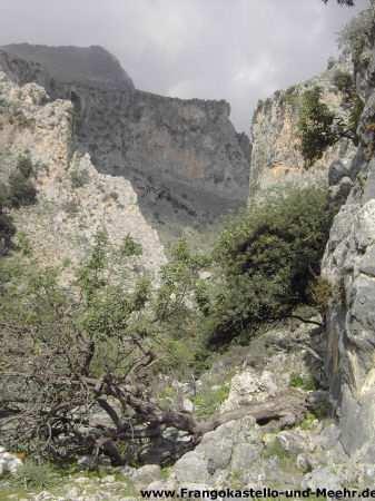 Durch die Manikasschlucht von Skaloti nach Manikas Blickt man von Frangokastello gegen die Gebirgskette im Norden, sieht man bei Patsianos die mächtigen Serpentinen nach Kallikratis.