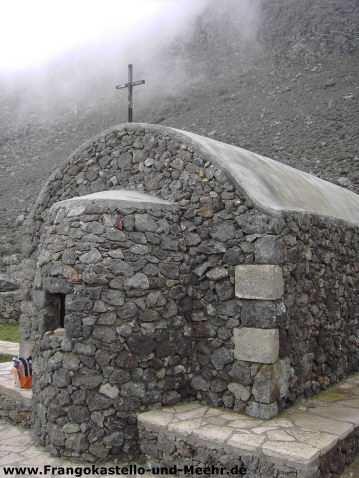 Die kleine Kapelle "Agios Manolis" gleich am "Ortseingang" ist ebenfalls frisch renoviert.