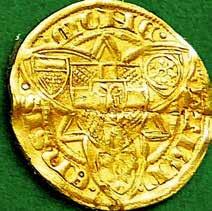 Gefunden wurden unter dem Boden in dem Gefäß, das vor gut einem halben Jahrhundert wieder ans Tageslicht kam, auch noch korrodierte und zerbrochene Münzfragmente, vermutlich Silbermünzen.