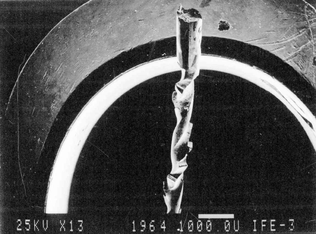 Bild 2 zeigt eine der beiden Bruchhälften als REM-Abbildung. Die Bruchstelle liegt im Bereich der Lötung.