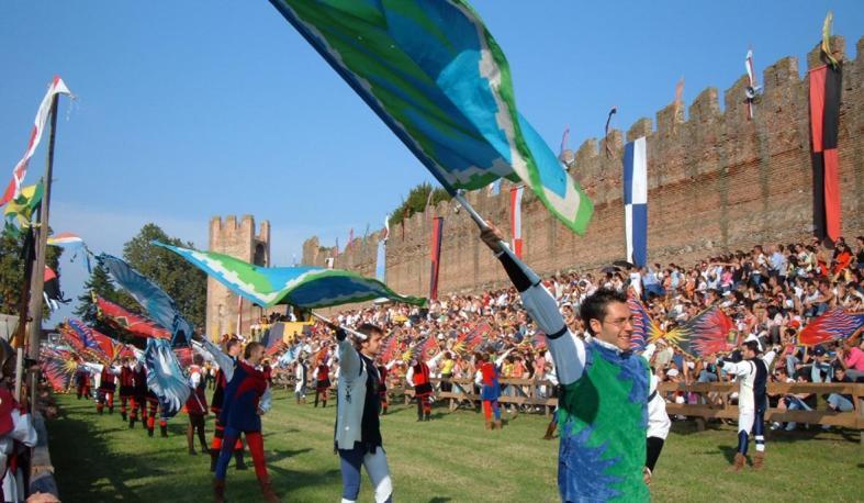 Die wichtigsten Veranstaltungen Der Palio (I) Der Palio findet am ersten Sonntag im September jährlich statt. Der Palio ist eine antike Tradition: die Leute feiern sie seit 1366.
