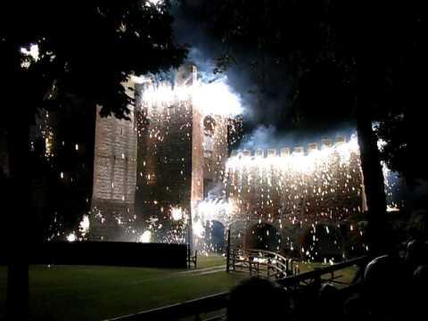 Castel San Zeno (II) Der Brand des Turms Jedes Jahr im September, am Abend des Paliofests, feiert
