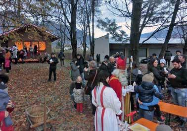 Die Kinder mit ihren Eltern begleiten den Nikolaus in der Pferdekutsche zur Pfarrkirche. In einer besinnlichen Andacht wird an die große Güte des Hl.