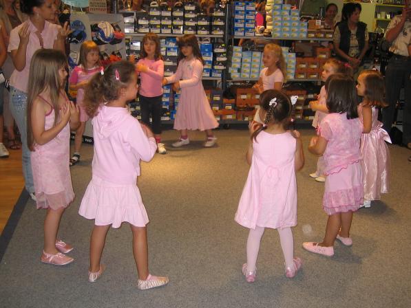 Die kleinen Mädchen, ganz in rosa, waren sehr aufgeregt und strahlten doch vor Freude, als sie den zahlreichen Besuchern dieses gelungenen Events auf einer eigens für sie freigeräumten Fläche The