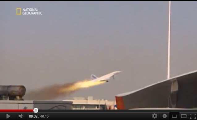 (Anschließend ist folgendes Bild zu sehen:) Um 16:43 und 15 Sekunden zieht Kapitän Marty den Steuerknüppel nach vorne. Die Concorde steigt in die Luft.