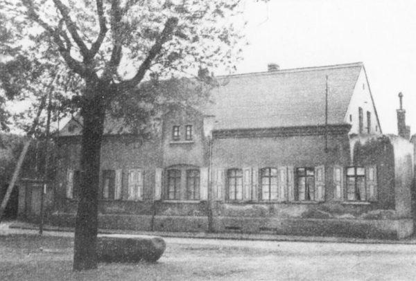 Ein Findling mit den Maßen 1,90 x 1,30 x 0,85 m, der Lindenstein, befindet sich auf dem Dorfplatz gegenüber der ehemaligen Schule.
