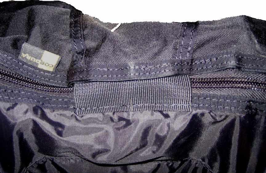 Einstellung der Stauluft-Heckverkleidung Um an den Stauraum des Gurtzeuges zu gelangen, müssen sie die Heckverkleidung auf einer Seite, mittels des Zippers
