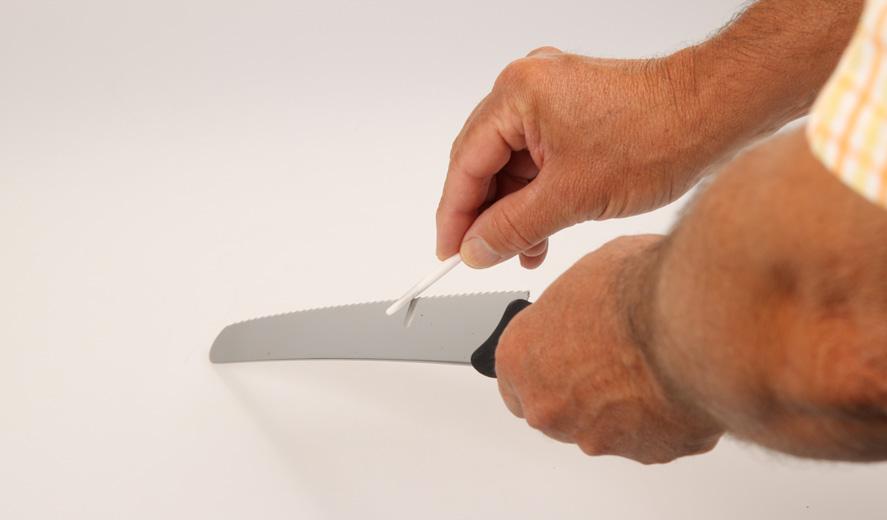 Wellenschliff-Messer z.b. Brot-Sägemesser, auch Elektromesser Messerspitze auf eine stabile Fläche stellen, mit der geschliffenen Seite (Wellen ohne Zacken) nach oben.