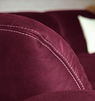 Genießen Sie die Verstellmöglichkeiten der klappbaren Armteile und die besonders praktische Sofa-Querschläferfunktion. Mehr Stauraum bietet der leicht aufklappbare Bettkasten.