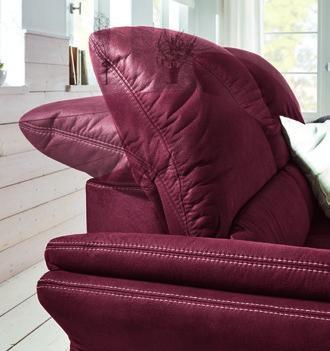 Durch die unterschiedlichen Fußvarianten gestalten Sie dieses Sofa frei nach Ihren Wünschen. Sofa 3-sitzig (3135), ca. B 204/216 cm, Recamiere (6071), ca.