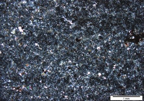 In anderen Bereichen ist der Anteil dieser Kristalle recht hoch (Bild 3, Bild 4). Neben Quarz und Feldspat wurden auch plattige Biotitkristalle mit einer Länge von bis zu 0,5 mm beobachtet.