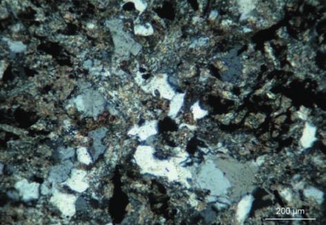 Bild 42: Andesit-Splitt Mitteldeutschland II, Quarzkorn-Aggregat mit undulös auslöschenden Kristallen, + Pol. Bild 43: Andesit-Splitt Mitteldeutschland II, Quarz als Mikro - kluftfüllung, + Pol.