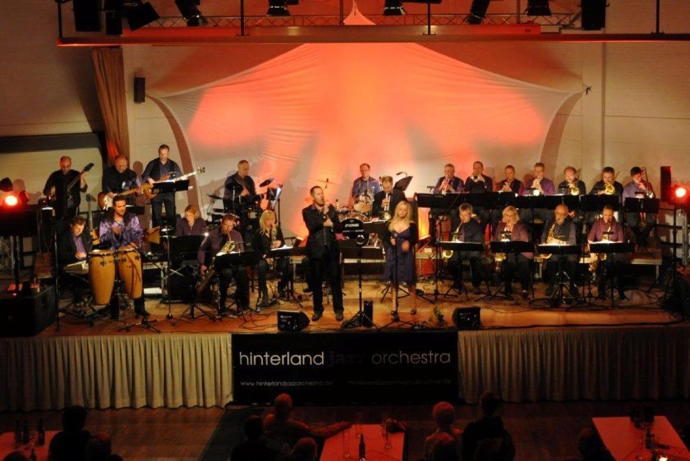 Hinterland Jazz Orchestra Big Band Groove mit Gesang und