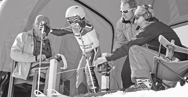 12 Dienstag, 29. April 2014 Durch Tore, Kurven und Wellen Knapp 200 internationale Starter beim ersten Ski- und Snowboardcross des Silvretta Schülercups in Samnaun Der Schülercup geht immer e Wege.