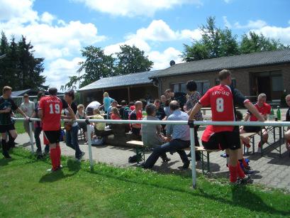 Der TuS 2011/2012 Seite 09 Fußball und Grillen - Ein kleines Familienfest Zu einem Familientag hatten die Spieler der ü32/40 am 26. Juni 2011 zum Sportplatz nach Mützenich eingeladen.