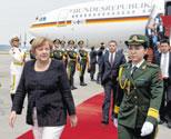 Mit Blick auf die Spannungen im süd und ostchinesischen Meer mahnte Merkel am Sonntag bei einem Vortrag an der Akademie der Wissenschaften in Peking verbindlichen Verhaltensregeln zwischen den