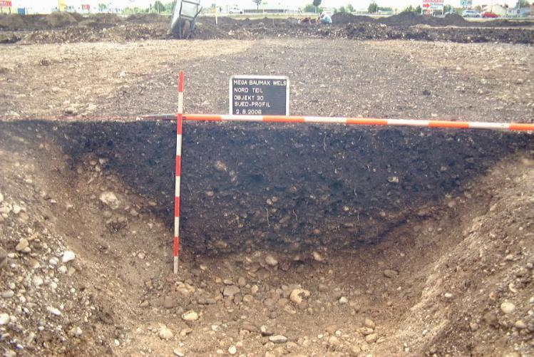 An den ergrabenen Seiten des Grabens konnte kein Hinweis für einen Eingangsbereich in das Areal dokumentiert werden.