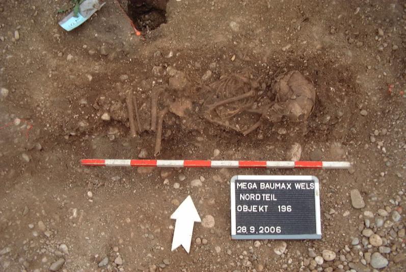 10 m nördlich der Therme fand sich ein Kindergrab (Obj.196). Es handelte sich dabei um eine Körperbestattung. Der Körper lag seitlich mit angezogenen Beinen, die Hände vor dem Gesicht.