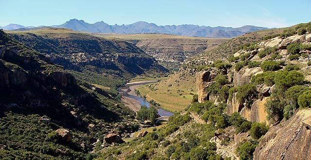 400 km ca. 6 Stunden 11.Tag: Lesotho F/M/A Chalet 12.Tag: Lesotho F/M/A Chalet Durch die roten Sandsteintürme des Goldenen Tores fahren wir hinein in das Königreich Lesotho.