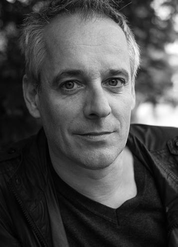 DER REGISSEUR Sebastian Winkels, (*1968 in Kleve/Germany) studierte Kamera an der Filmhochschule Konrad Wolf in Potsdam-Babelsberg. Er lebt in Berlin und arbeitet als Regisseur und Dramaturg.