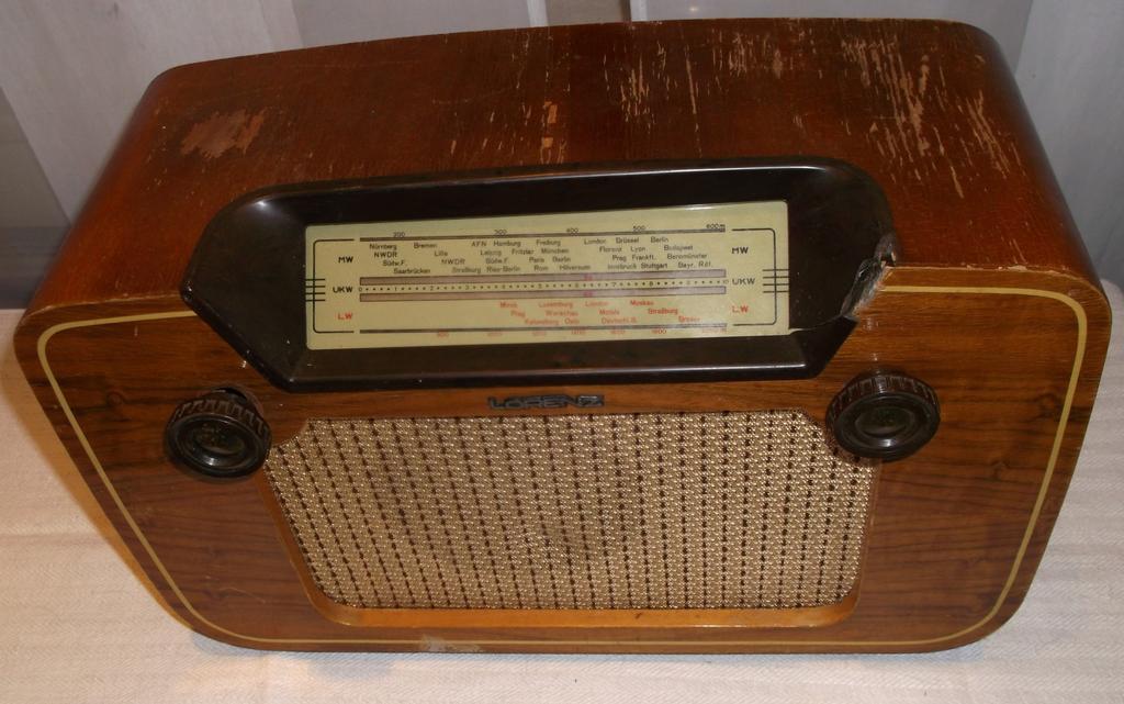 Ein modernisiertes Radio Da stand noch ein altes Radio im Regal. Ein Audion der Firma LORENZ. Es war ein Allstromgerät mit der Röhre UEL71.
