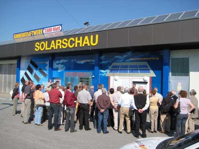 Spar mit Solar Solar-Energie und Klimaschutz Auch im abgelaufenen Jahr waren die Verantwortlichen der Marktgemeinde Niklasdorf und der zuständige Umwelt- und Abfallberater des AWV-Leoben bemüht, im