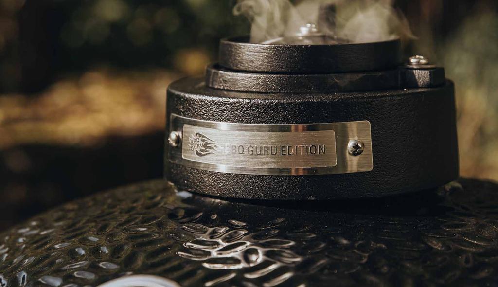 14 15 MONOLITH BBQ-GURU DER FORTSCHRITTLICHE. Die Monolith BBQ Guru Edition wurde in Zusammenarbeit mit unserem amerikanischen Partner BBQ Guru entwickelt.