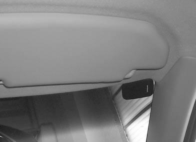 - Lochbild (,,,5) des Empfängers () gemäß Bild auf die Fußraumverkleidung der Fahrerseite übertragen - Bohrungen entsprechend der zu verwendenden Schrauben bohren - Halter des Empfängers mit