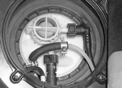 V 70 R, S 60 R Thermo Top C - Formschlauch () am Ende mit Innen-Ø 8,0mm bis zum Anschlag auf Steigrohr und Stutzen aufschieben - Formschlauch () mit Schlauchschelle mm () am Stutzen befestigen Die