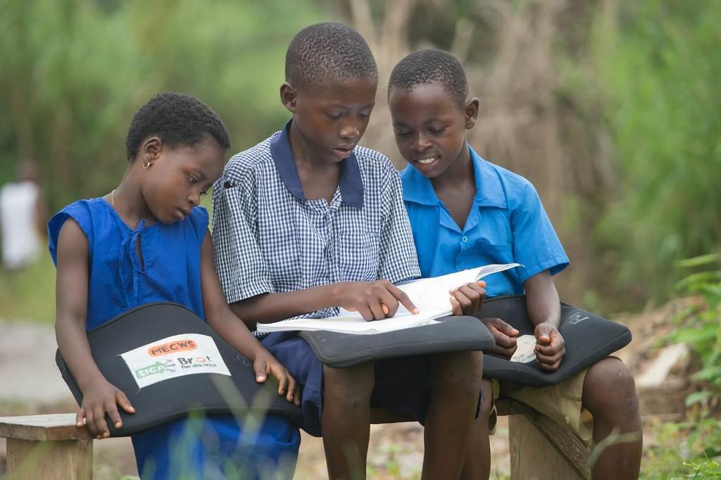Schule statt Kinderarbeit Auf den ersten Blick scheint Mamorka ein Dorf wie viele andere in Sierra Leone zu sein: Es gibt keinen Strom, die mit Schilfrohr gedeckten Lehmhütten gruppieren sich um