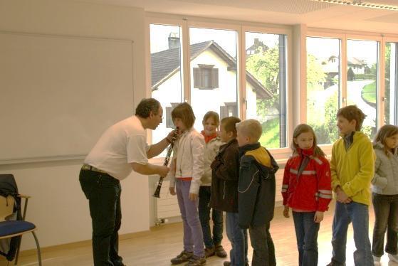 verschiedensten Instrumente den Schülern vor ( Klarinette, Waldhorn und Trompete).