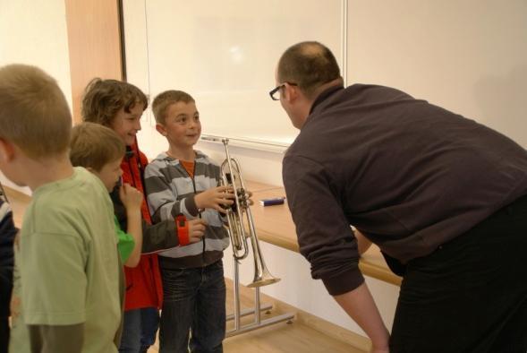 Die Trompete wurde durch Gaston Öhri vorgestellt. Danach konnte jeder Schüler ein Instrument ausprobieren.