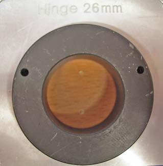 12. Bohrungen für Topfscharniere mit 26 mm Durchmesser Grundsätzlich ist die Bohrschablone auf einen Abstand von 4 mm eingestellt. Es gibt keine Möglichkeit anderer Einstellungen.