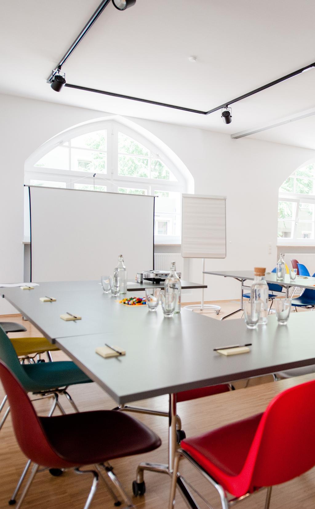 Unser Raum Seit Mai 2016 können wir unsere Trainings und Workshops in unserem eigenen Workshopraum in München durchführen.