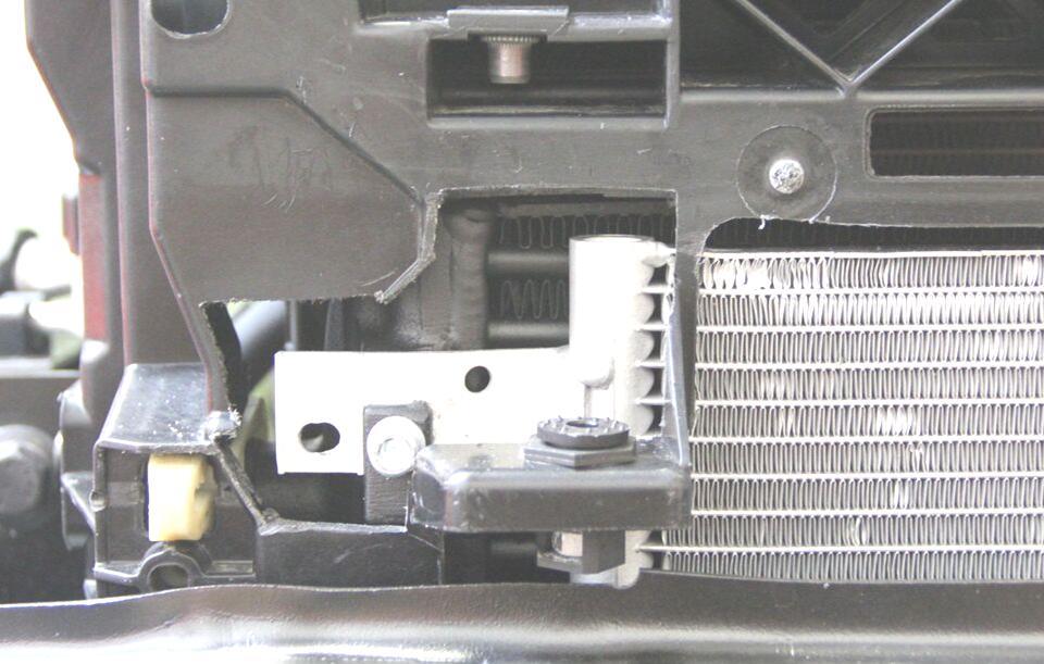 drill new holes on both sides im eingebauten Zustand (Fahrerseite) / when